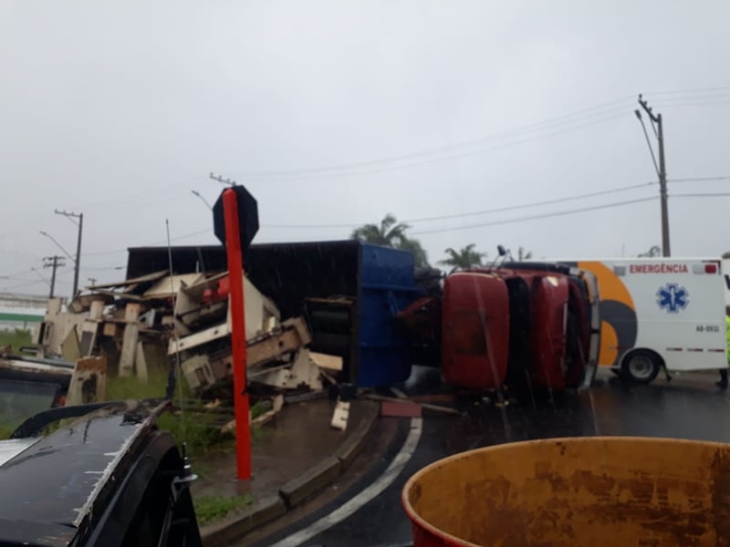 Caminh O Carregado Sucatas Tomba Na Rotat Ria Do Tenda Atacado