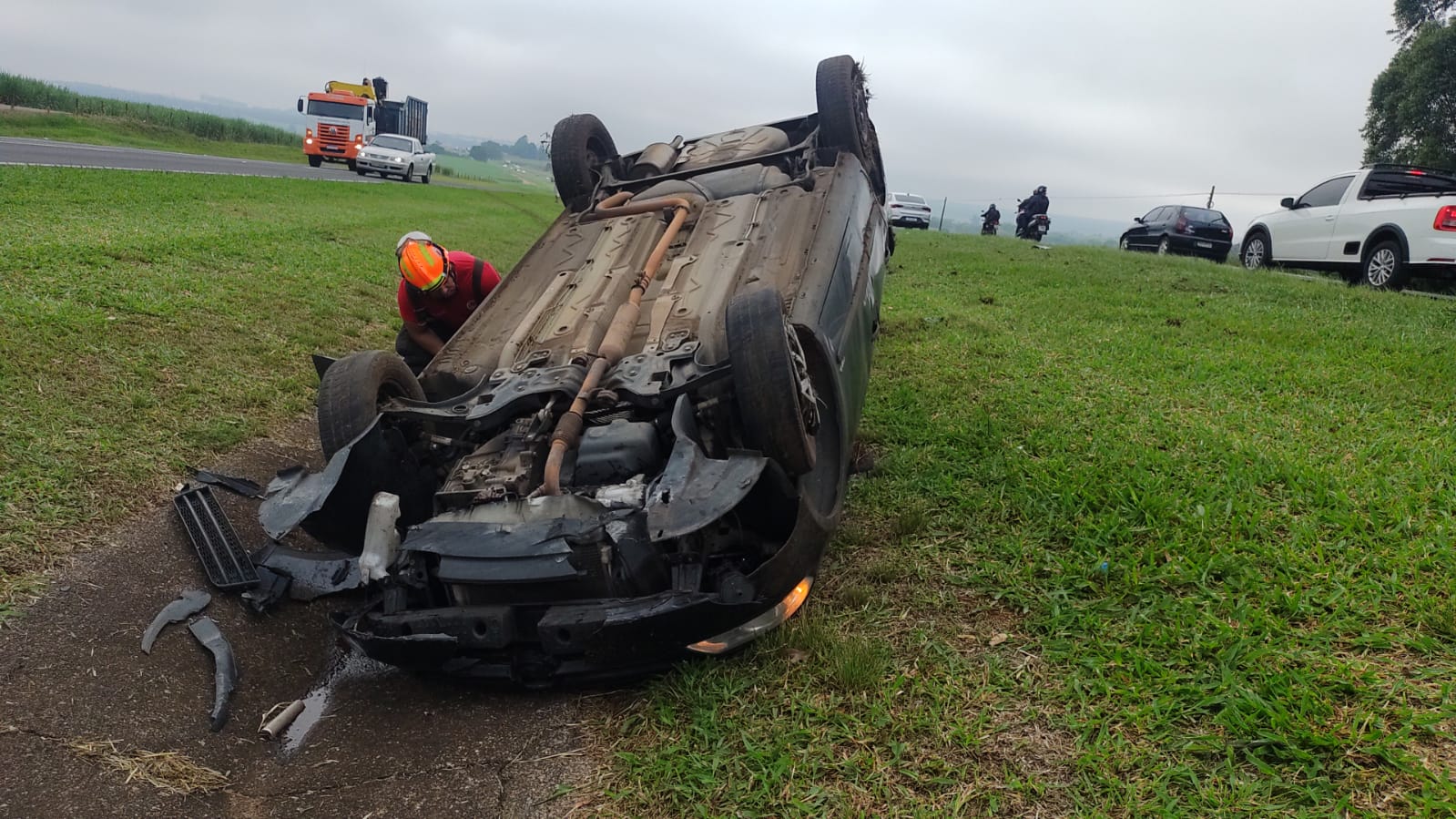 Carro Capota Na WL E Deixa Mulher Ferida