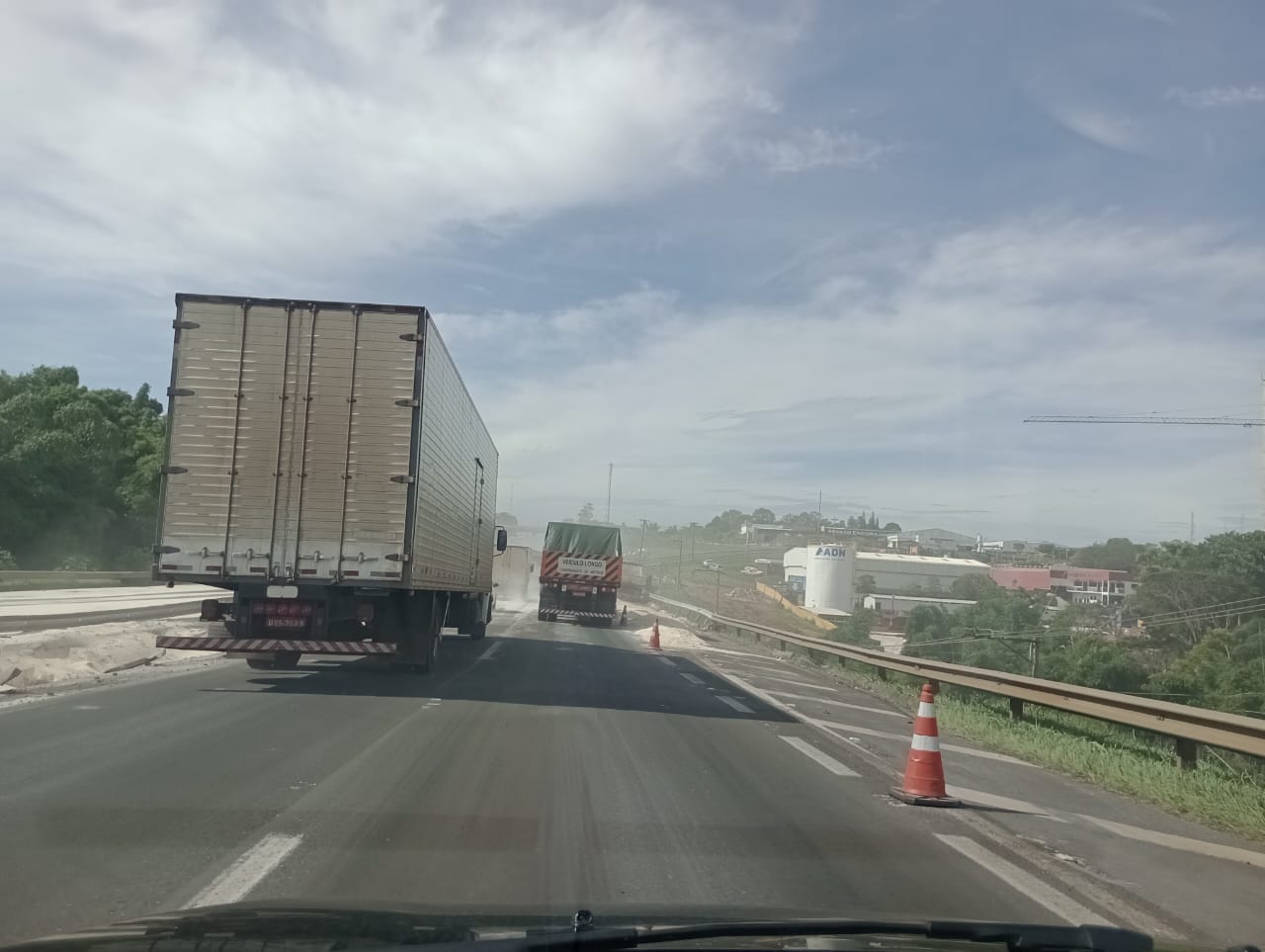 Caminh O Tomba E Carga De A Car Fica Espalhada Na Rodovia