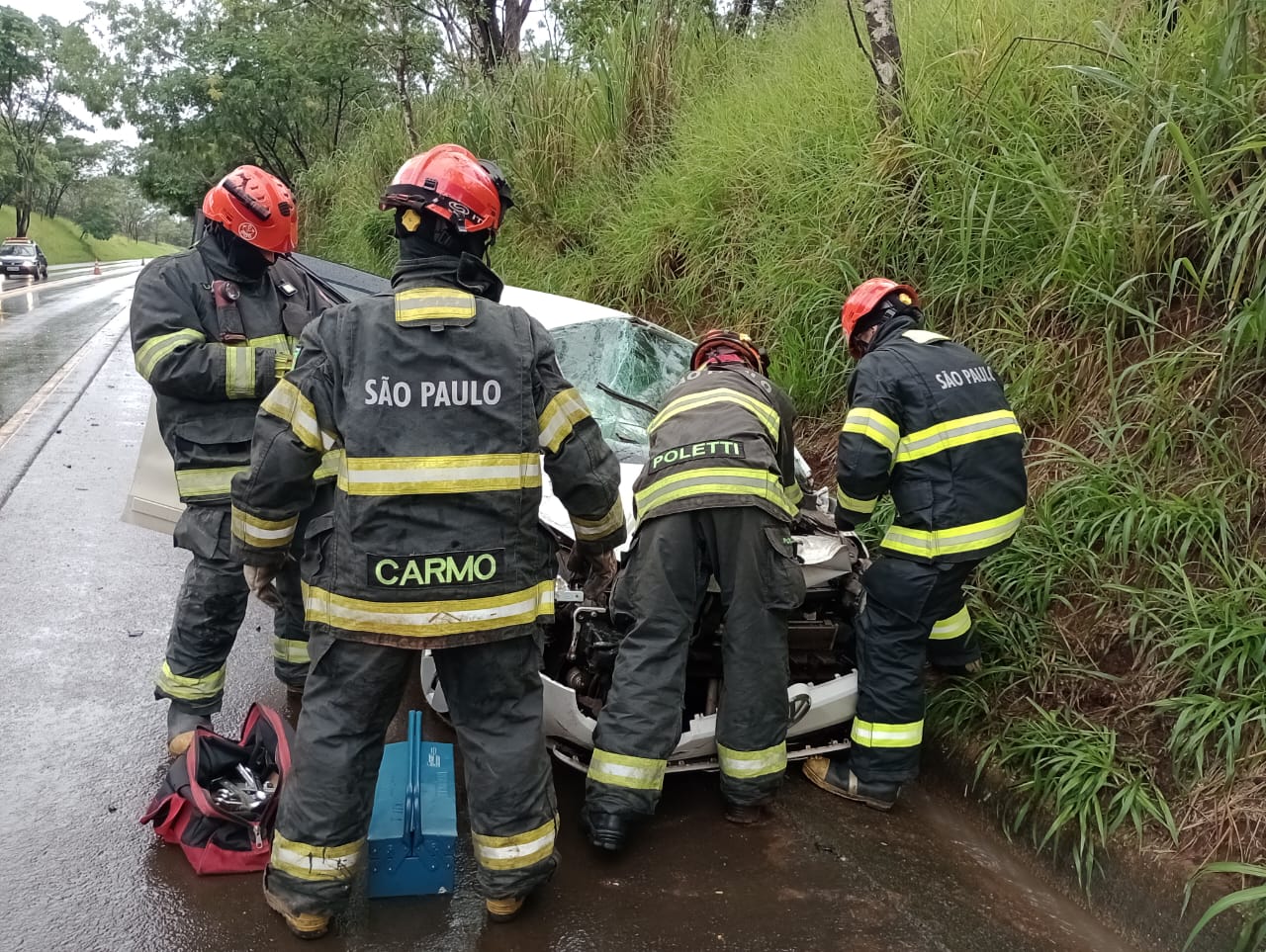 Capotamento deixa mãe e filha feridas na SP 215