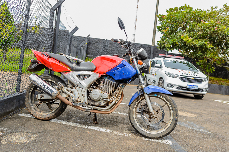 Motocicleta furtada é localizada e menor é apreendido pela PM no