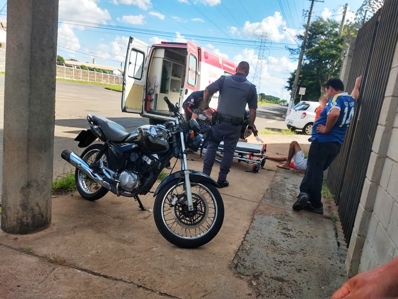 Casal se fere em colisão entre motocicleta e automóvel no Distrito