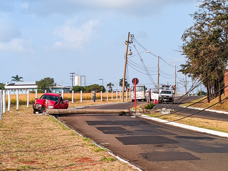 Pick Up Bate E Derruba Poste De Concreto Na Regi O Do Jardim Ipanema