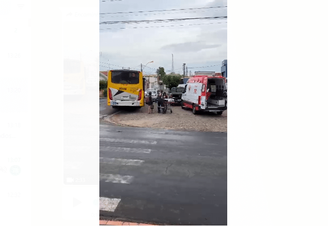 Mulher é socorrida pelo SAMU após impacto de ônibus em lombada Jornal