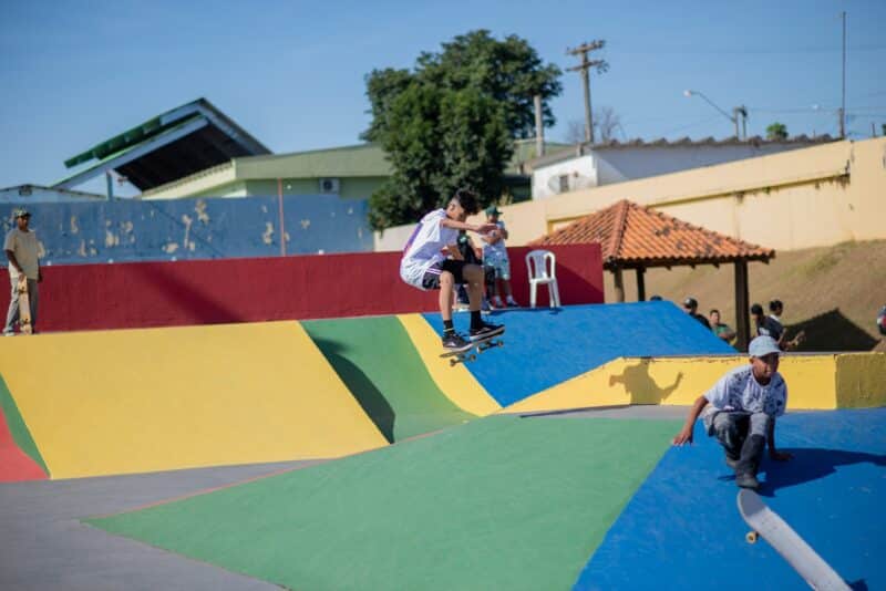 Projeto social promove aulas gratuitas de skate para crianças e jovens