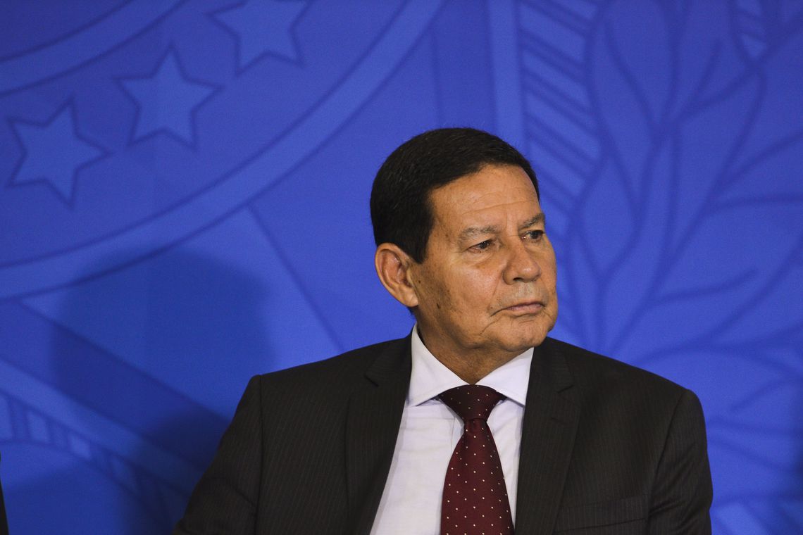 Mourão diz que cabe a Bolsonaro decidir se conversa ou não com argentino eleito