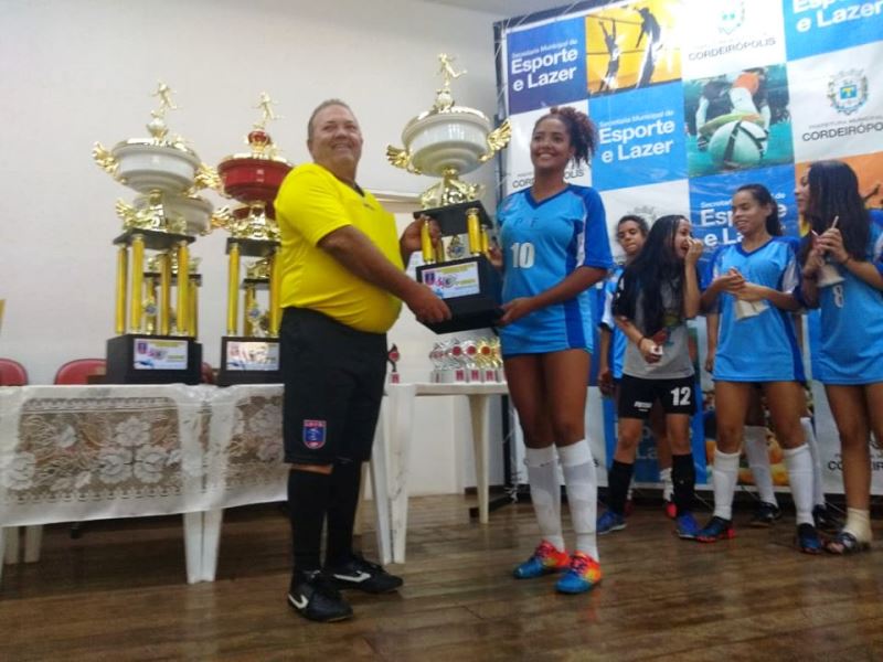 Meninas do Futsal de Itirapina conquistam troféu e medalhes pela Liga Ferreirense