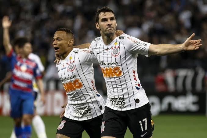 Corinthians vence Fortaleza e volta ao G-6 do Brasileirão