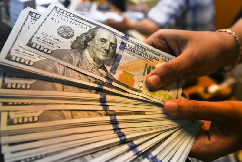 Dólar fecha em alta, após decisão do STF e com cautela sobre guerra comercial