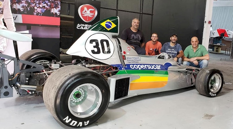 Designer restaura e entrega a Wilsinho Fittipaldi o único carro brasileiro na F-1