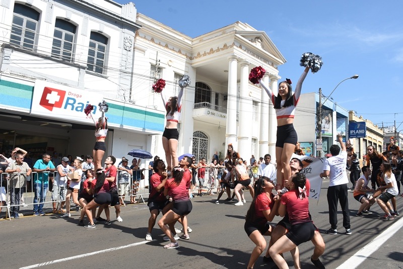 Centenas de pessoas prestigiam o desfile cívico em comemoração aos 162 anos São Carlos