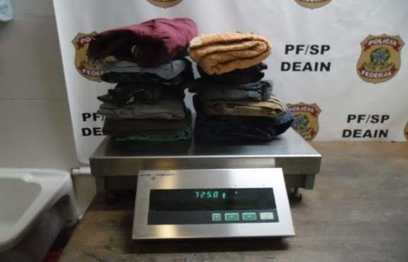 PF prende peruano com 7kg de roupa engomada com cocaína no aeroporto de Guarulhos