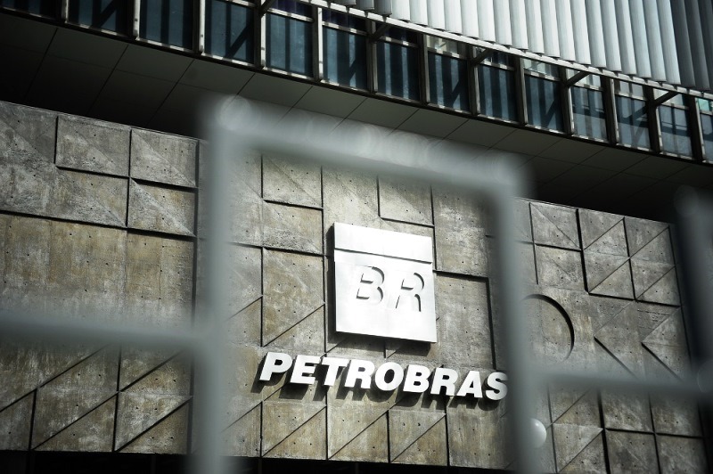 Funcionários da Petrobras decidem suspender greve