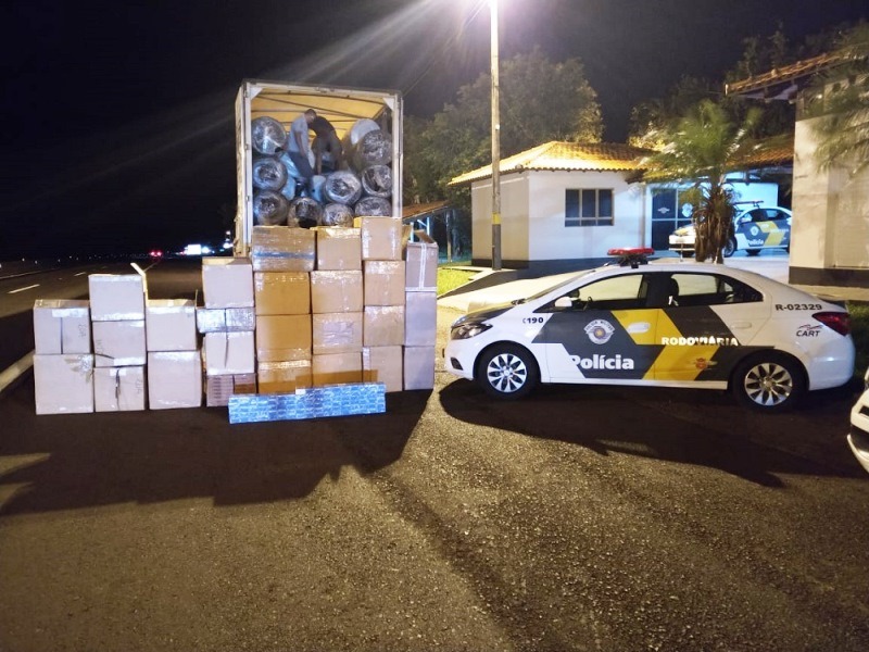 Homem é preso pela Polícia Rodoviária transportando mais de 12 mil maços de cigarros e produtos contrabandeados na região