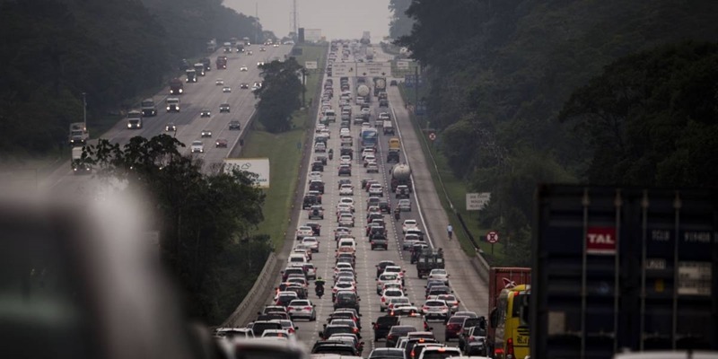 Motoristas enfrentam congestionamento rumo ao litoral paulista
