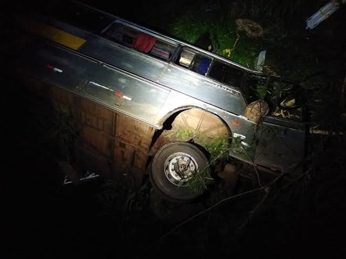 Cinco pessoas morrem em colisão entre ônibus e moto na Rodovia SP-461