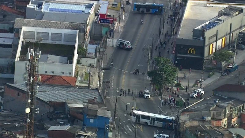 Tentativa de assalto a banco bloqueia avenida na zona sul de SP