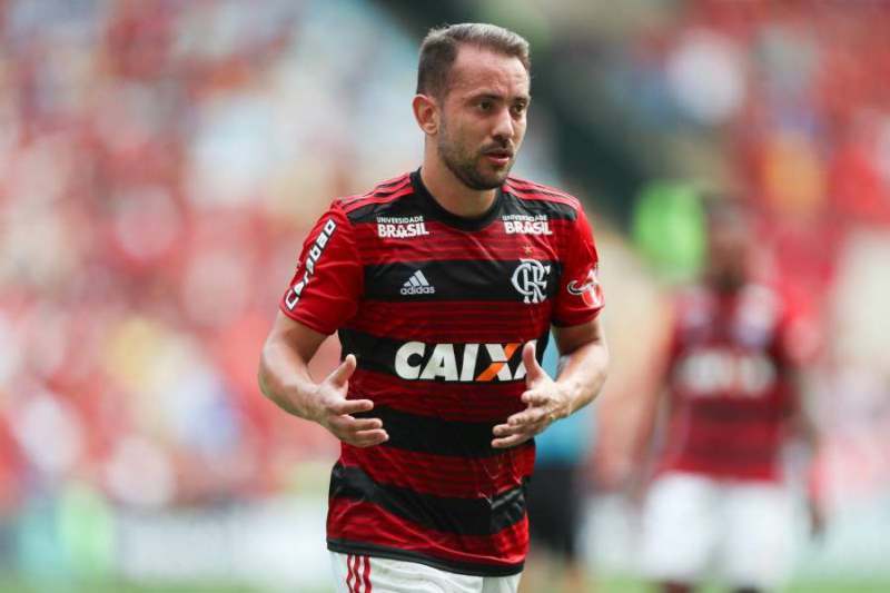 Everton Ribeiro admite preocupação com fuso e pede mais ao Flamengo