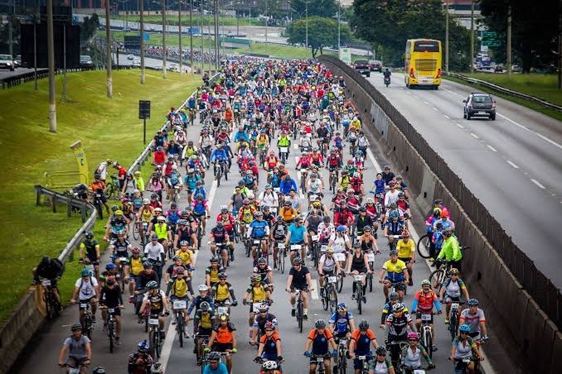 Descida para a Serra reúne milhares de ciclistas em São Paulo
