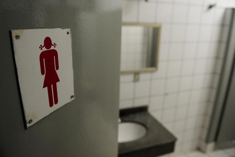 Justiça manda shopping indenizar transexual repreendida ao usar banheiro feminino