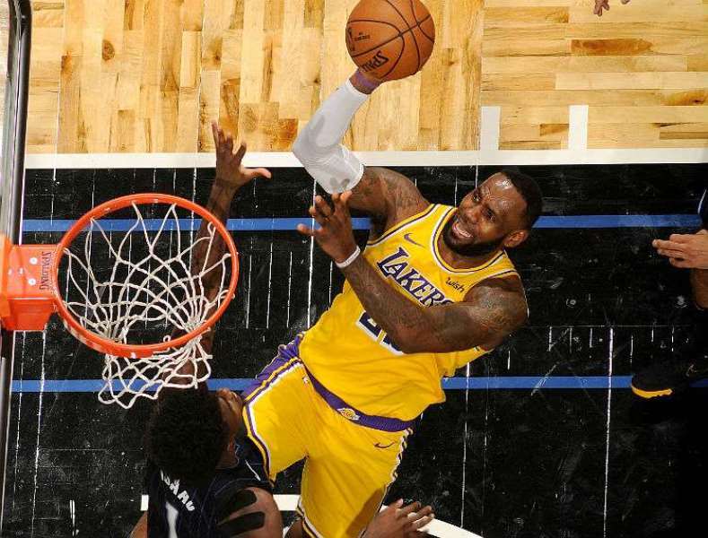 LeBron faz “triple-double” e Lakers vencem Magic fora de casa