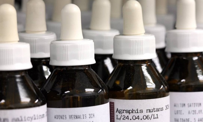Grupo de cientistas questiona cobertura do SUS para tratamento com homeopatia