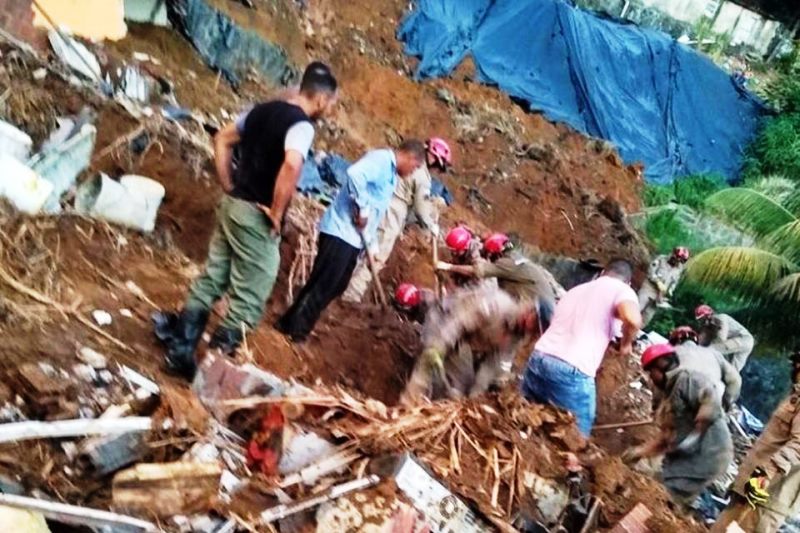 Corpos de vítimas de deslizamento de barreira no Recife são enterrados