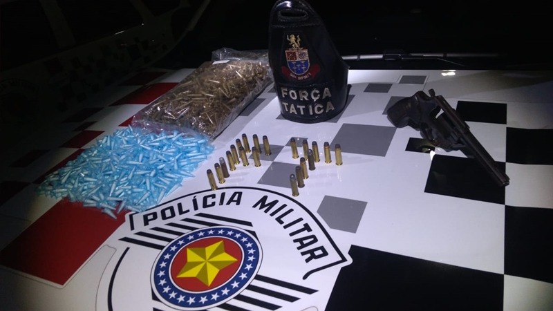 Força Tática detém indivíduo com revólver roubado e drogas no Romeu Tortorelli
