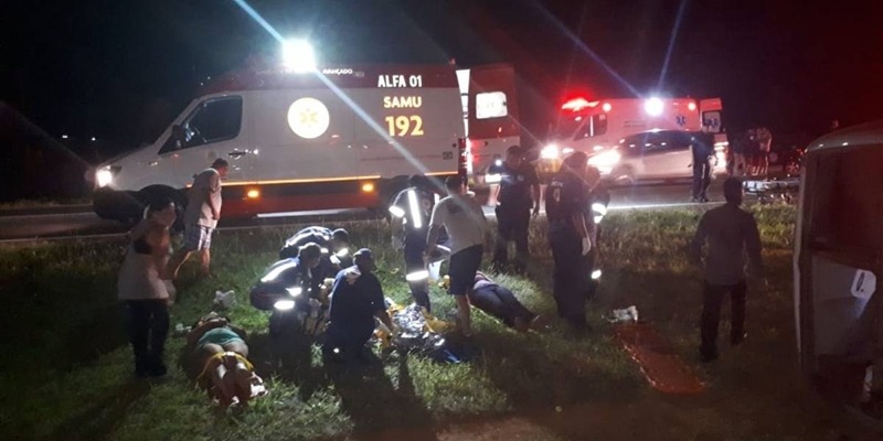 Acidente com micro-ônibus deixa 2 mortos na Rodovia Adhemar de Barros, em SP