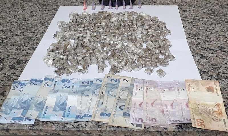Homem é detido pela PM com maconha, cocaína, crack e dinheiro na região