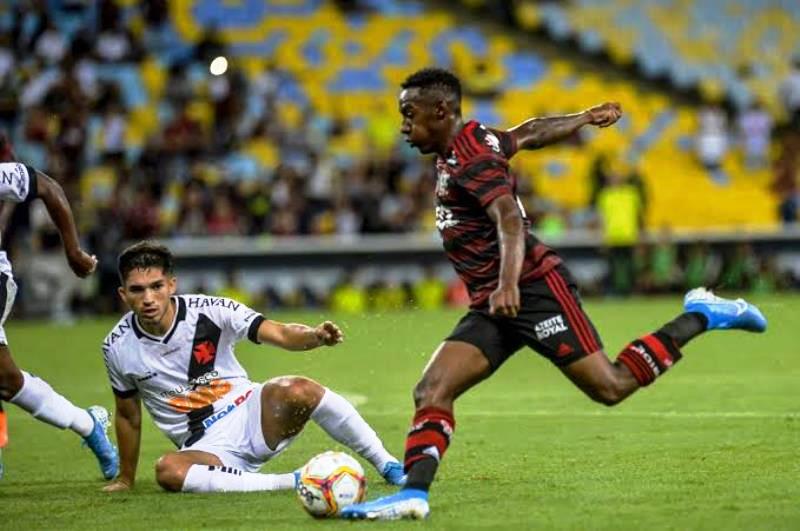 Hugo Moura e Pepê comemoram vitória do Flamengo