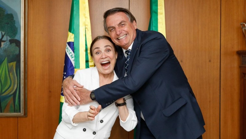 Regina Duarte está adaptada, ‘já está no governo’, diz Bolsonaro