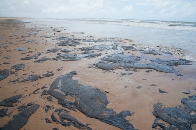 471 localidades ainda têm fragmentos de óleo no Nordeste, RJ e ES