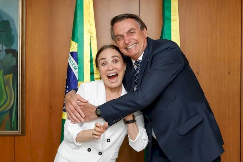 Regina Duarte se reuniu com Bolsonaro para definir se assume Cultura