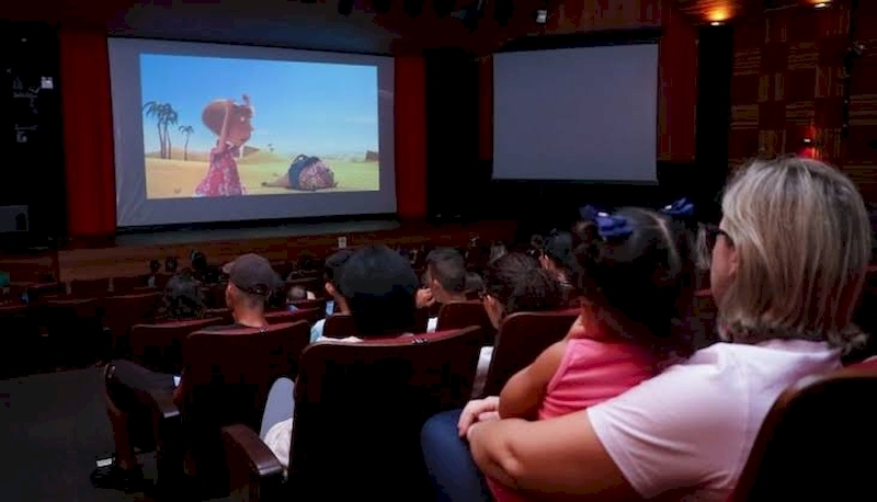 Cinemas de São Paulo deverão ter sessão mensal adaptada a crianças autistas