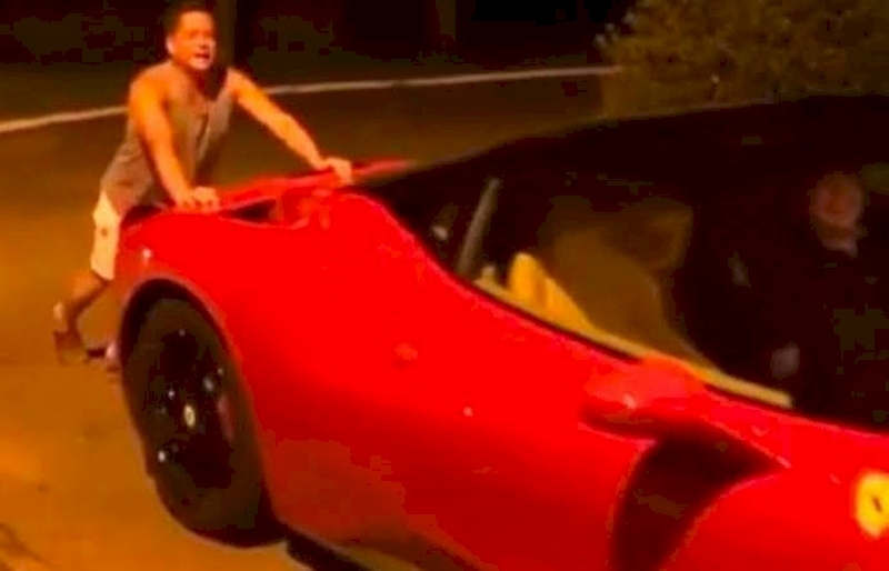 Leonardo brinca ao empurrar carro: ‘Do que adianta ter Ferrari’