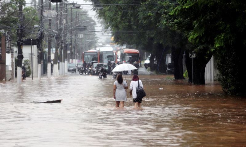 Chuva causa prejuízo de R$ 110 milhões ao comércio de São Paulo