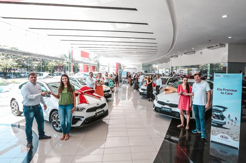 RibeirãoShopping e SantaÚrsula realizam a entrega de 8 automóveis da Campanha de Natal