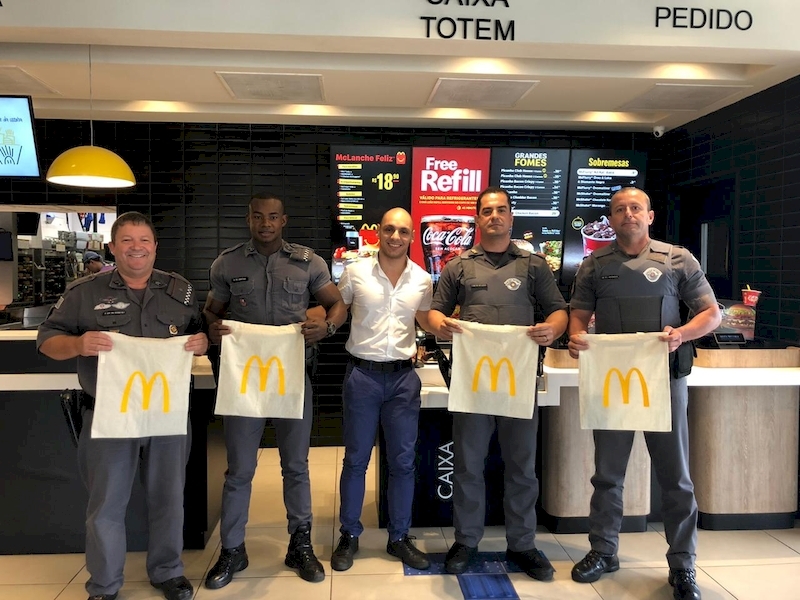 McDonald’s recebe policiais militares que atuaram na enchente de 12 de janeiro
