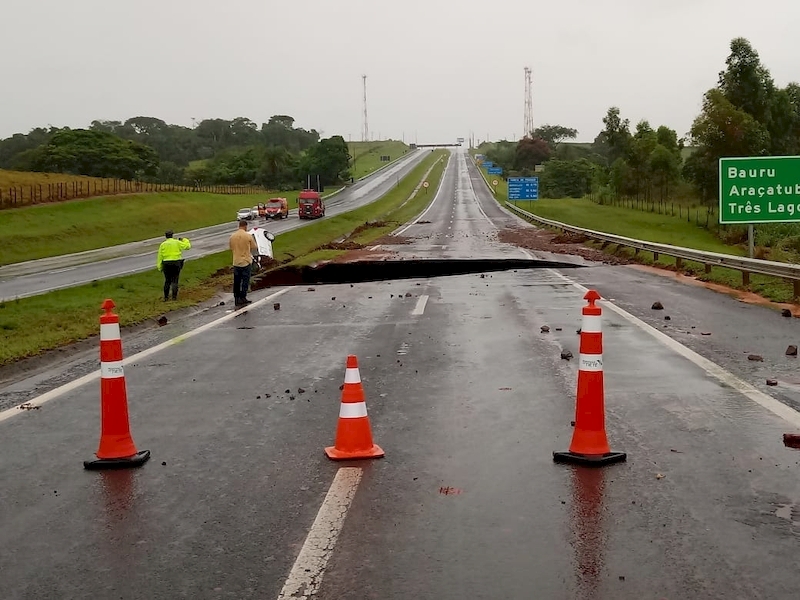 Cratera em rodovia engole veículos e Botucatu (SP) decreta calamidade