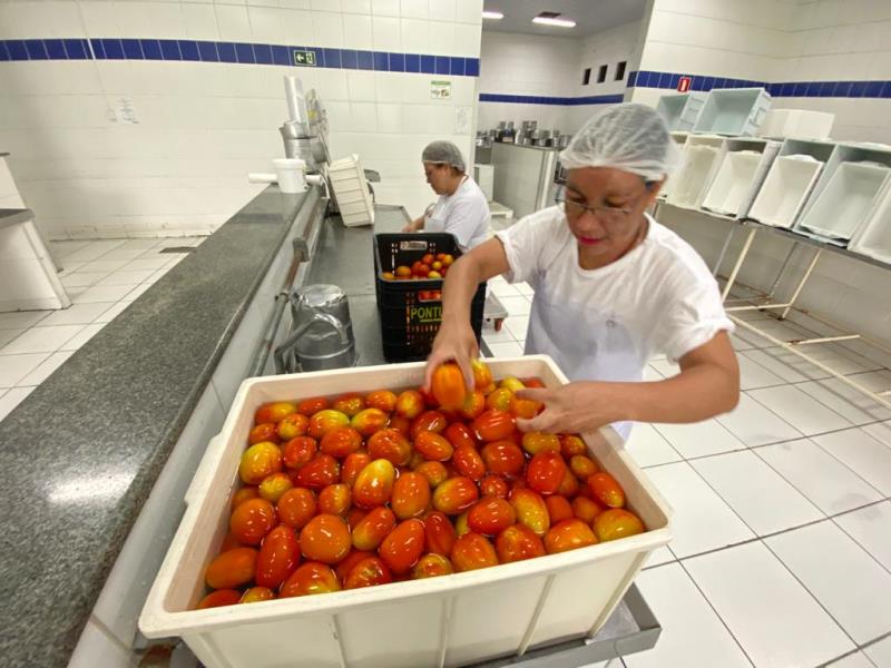 Cozinha piloto ampliou sua capacidade de produção para 1.500 refeições diárias para os restaurantes populares