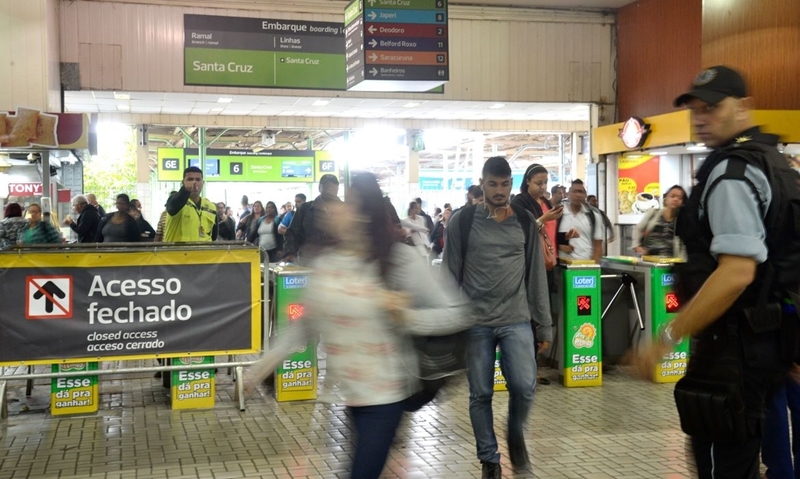 Passageiros enfrentam filas em estações de trem e metrô no Rio
