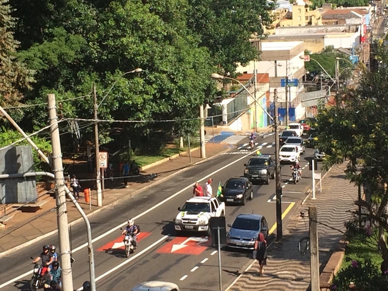 Carreata percorre ruas de São Carlos pedindo reabertura do comércio – Assista