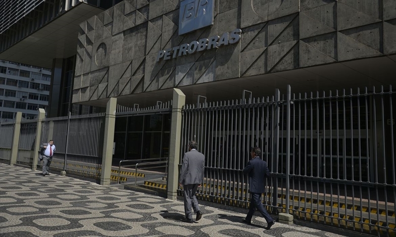 Petrobras reduzirá investimentos, produção e gastos com RH