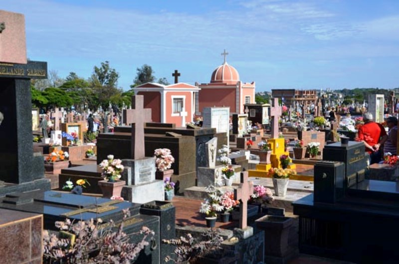 Cemitério não tem jazigos suficientes para atender demanda da Covid-19