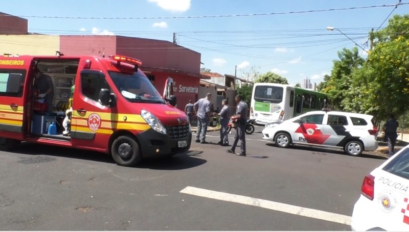 Motociclista fica gravemente ferido ao colidir contra ônibus em cidade da região