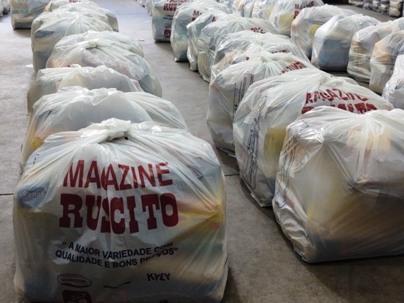 Supermercados Ruscito doam 200 cestas básicas em Ibaté