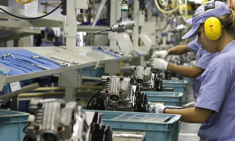 Produção industrial cai nos 15 locais pesquisados em março, diz IBGE