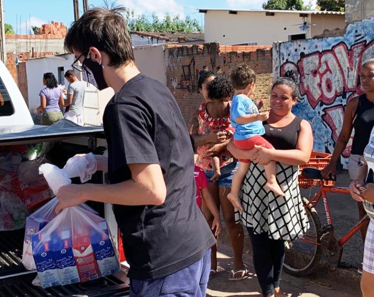 Voluntários distribuem 10 mil litros de leite em São Carlos e região