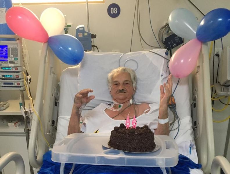 Idosa de 86 anos ganha festa de aniversário na UTI do Hospital São Francisco